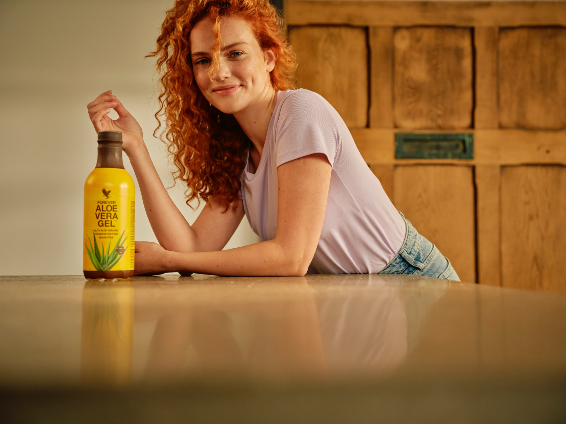 Imagem oficial do Aloe Vera Gel Forever em ambiente de estilo de vida